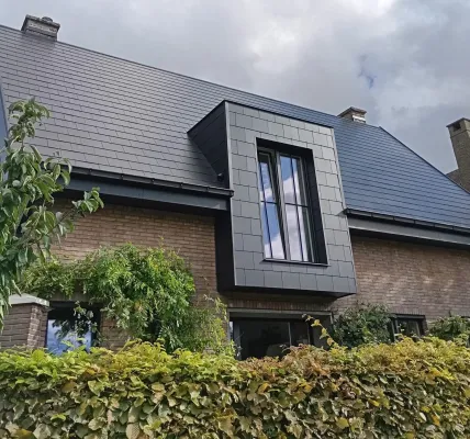 Hellend dak met inpandige dakkapel